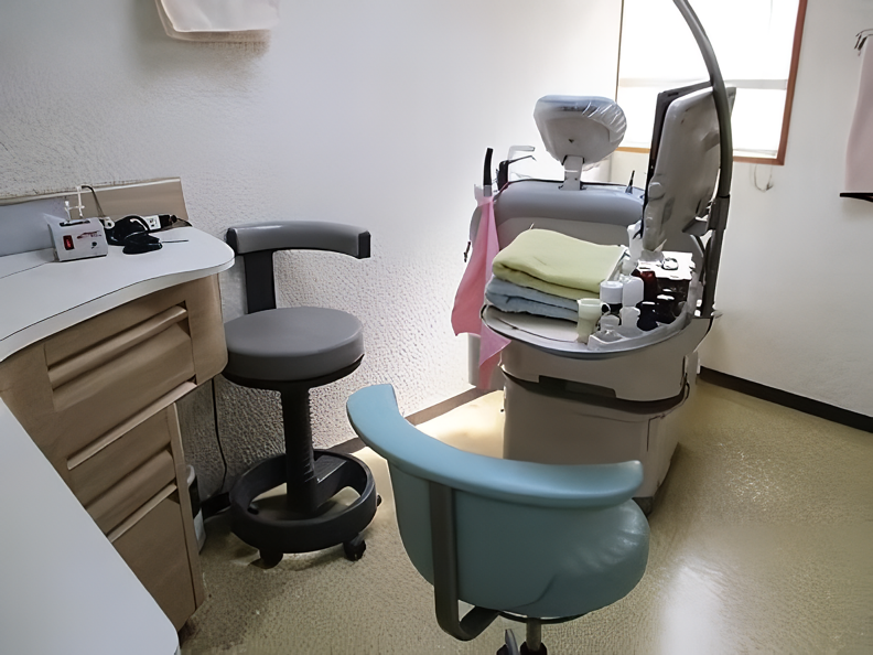 ①外観②待合室③診療スペース