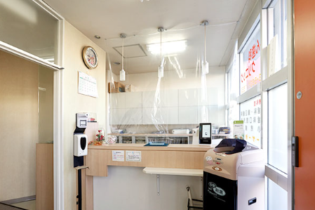 ①外観②受付③待合スペース