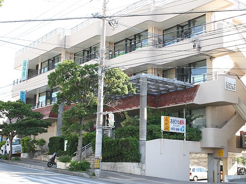 ①クリニック外観　②クリニック入口　③待合室