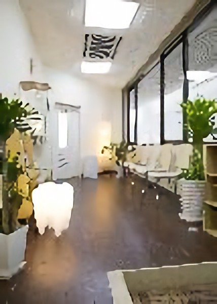 ①外観②待合室③診療室