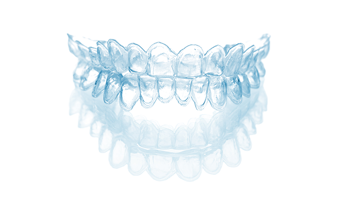透明なマウスピースタイプの矯正装置