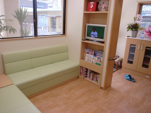 ①医院入口②受付③待合室