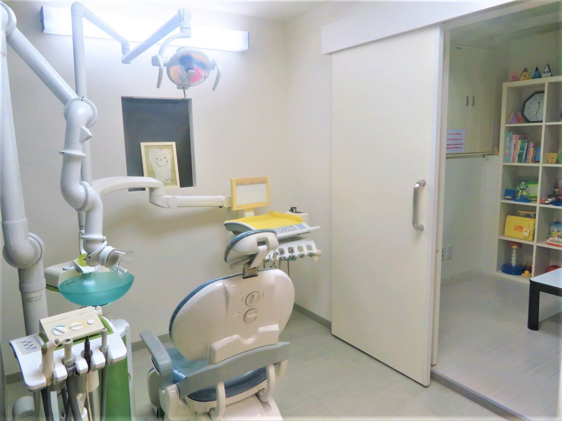 ①外観②受付③多目的ルーム