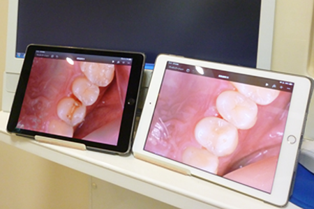 タブレット端末も活用しながらお口の状態をチェックしています