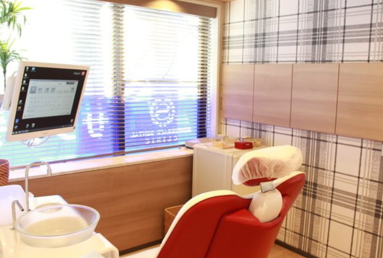 ①外観②待合スペース③治療室