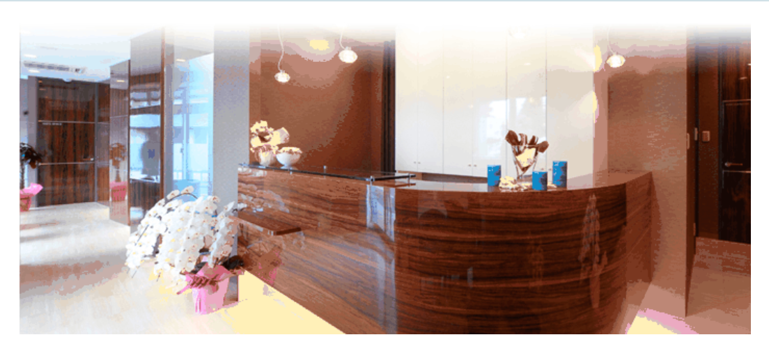 ①医院外観 ②受付 ③診療ユニット