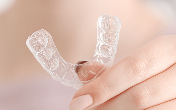 患者様のライフスタイルに合わせた目立ちにくい矯正装置で美しい歯並びを実現