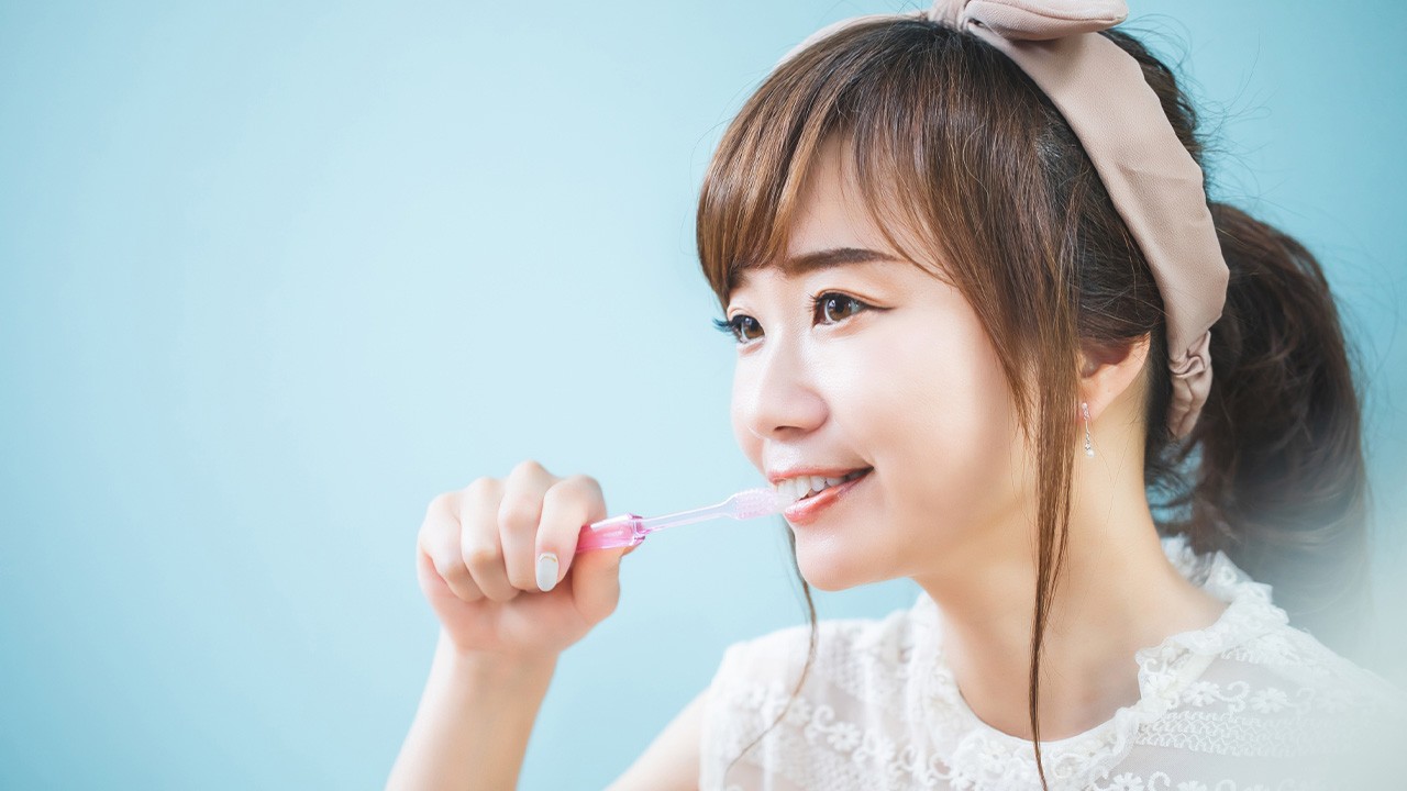 失われた歯の部分に人工歯根を埋め込み、その上に人工歯を装着することで、天然歯に近い見た目と機能の回復を目指します。