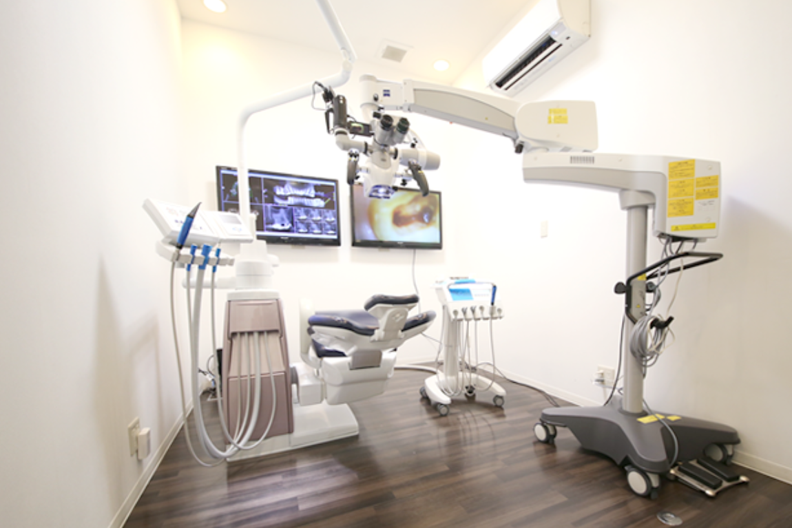 拡大視野での精密な根管治療により、できる限り歯を残すことを目指します