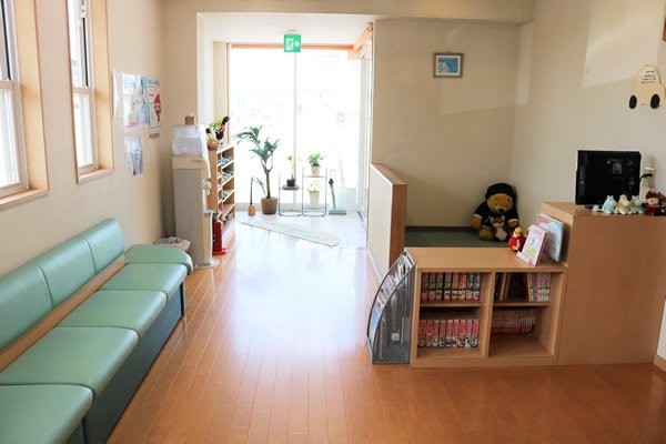 明るい待合室にて順番をお待ちいただけます