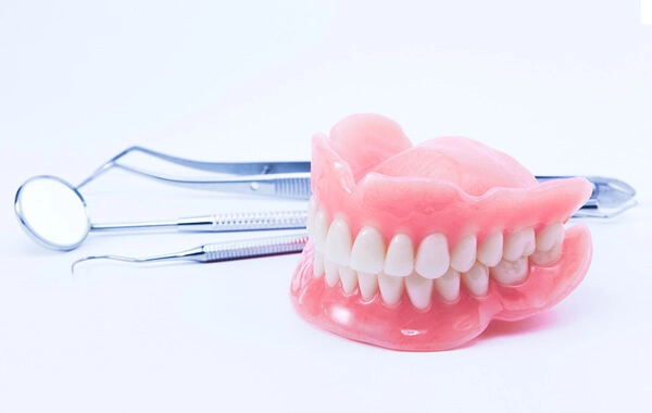 噛む力や発音の機能を補う入れ歯を製作しています