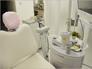 ①クリニック入口②待合室③診療室