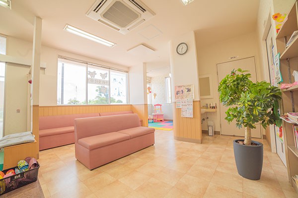 ①クリニック外観　②受付　③待合室