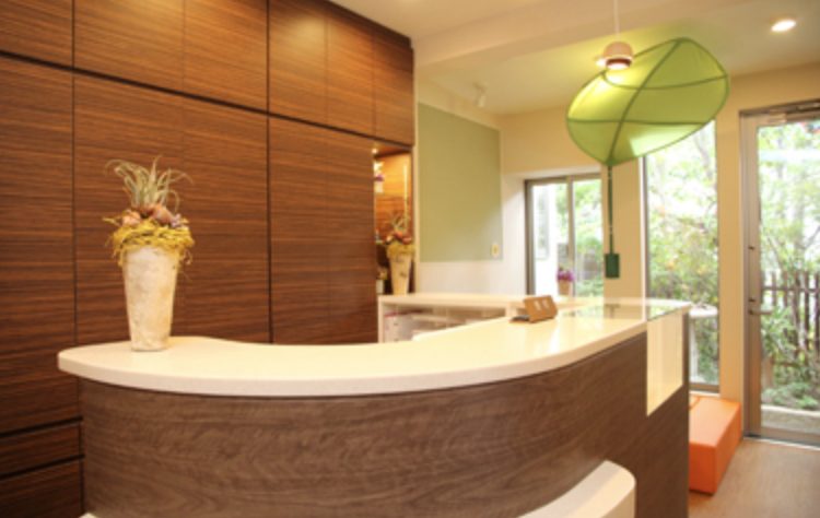 ①クリニック外観　②受付　③待合室