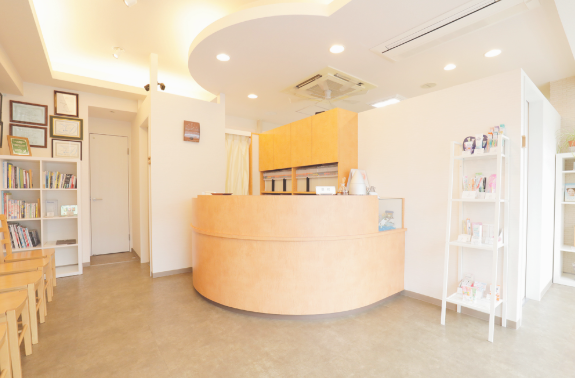 ①外観②受付③待合室