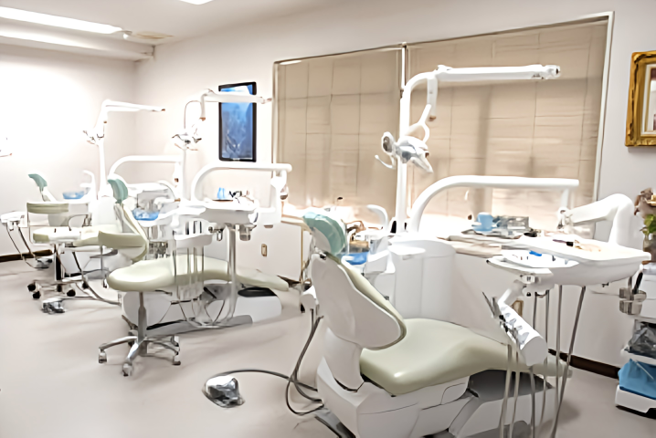 ①外観②診療室③待合室