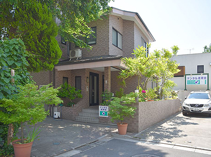 ①クリニック外観②受付③待合室