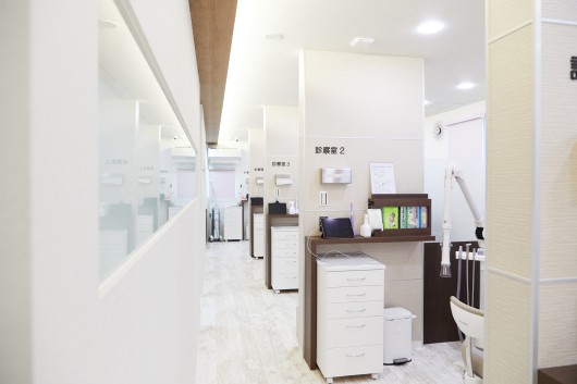 真っ白で清潔感のある空間で治療を行っています