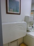 小さいお子様用とおむつ替え用ベビーベッドあり