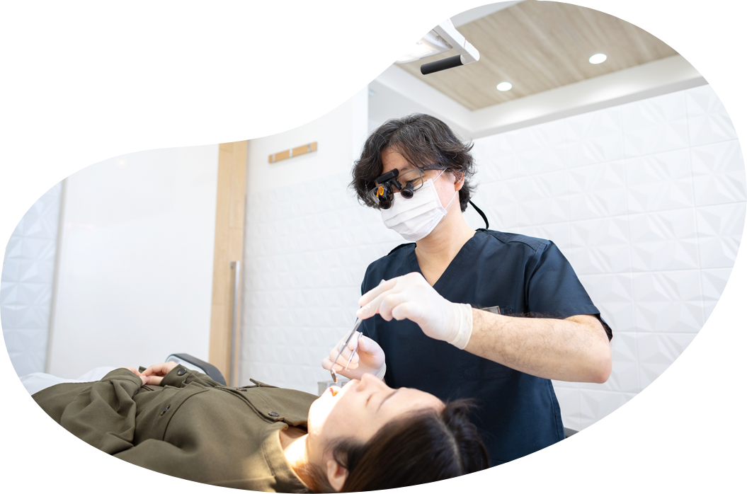 口腔外科専門医の歯科医師が担当します