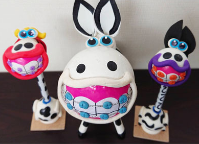 歯を少しずつ動かし、理想的な位置に導くことで、悪化した歯並びや不適切な噛み合わせを改善します。