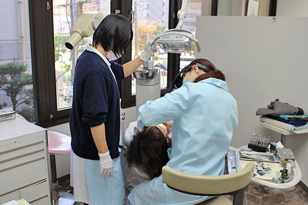 日々のセルフケアと定期的な歯科でのチェックを継続することで、むし歯の発症リスクを抑えられます。