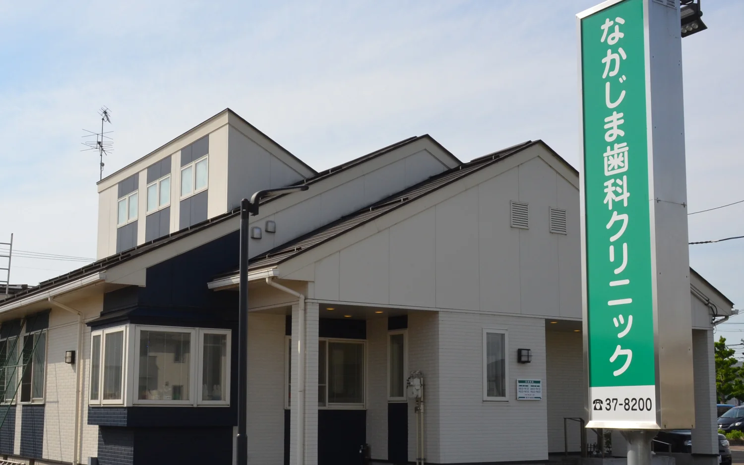 ①クリニックの外観 ②半個室の診療室 ③診療室にある口腔外バキューム