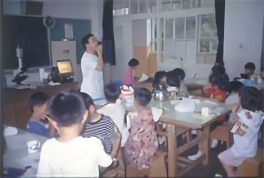 ①医院外観②診療室③小学校でのブラッシング指導
