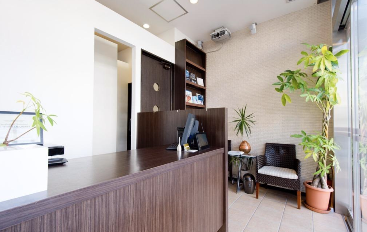 ①クリニック外観　②受付　③待合室