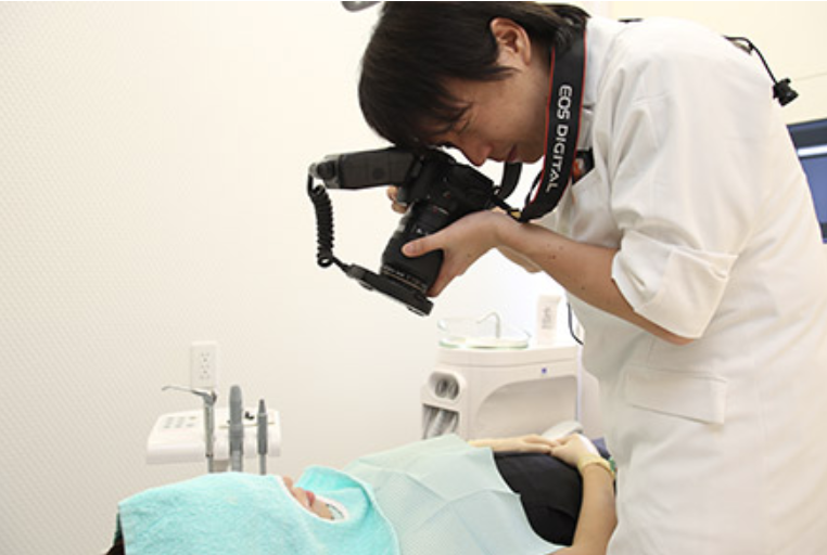 ①クリニック外観　②治療の様子　③診療チェア