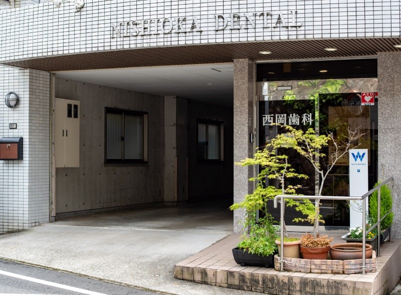 ①ホワイトエッセンス併設②正面玄関③待合室