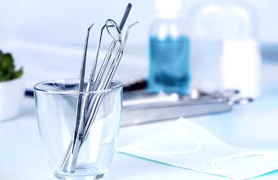 歯のクリーニングから始めます