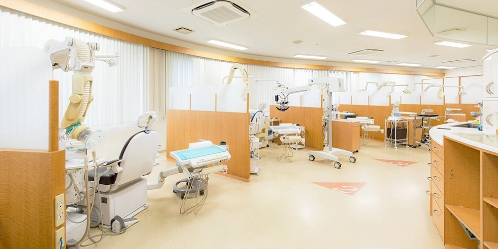 ①外観②受付③診療室