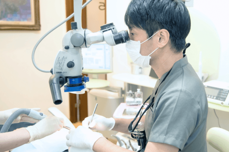 マイクロスコープによる精密治療が可能です
