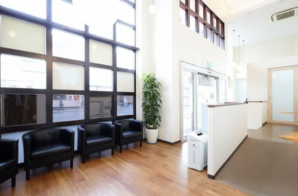 ①外観②待合室③診療室