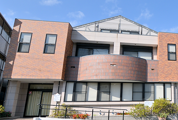 【浜松駅から車で約8分】訪問診療対応し高齢者のお口の機能維持に取り組む鈴木歯科医院