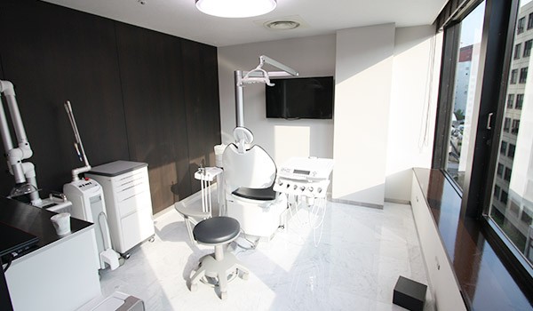 ①受付②待合室③診療チェア