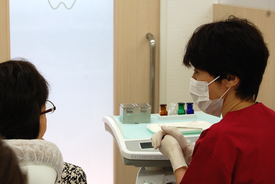 レーザー治療と定期検診で80%の成人が抱える歯周病に対応