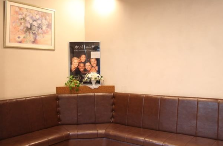 ①外観②待合スペース③診療室