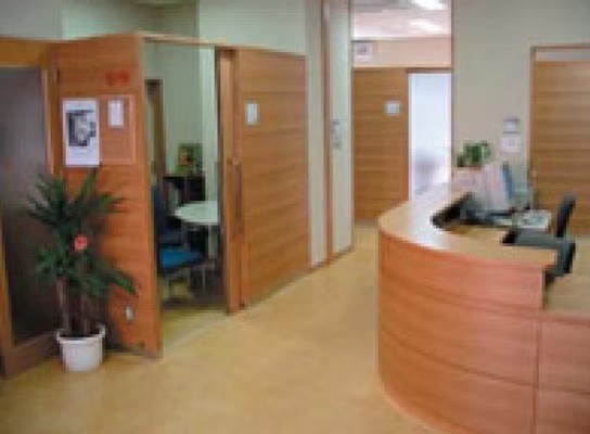 ①医院外観②受付③木目調の院内