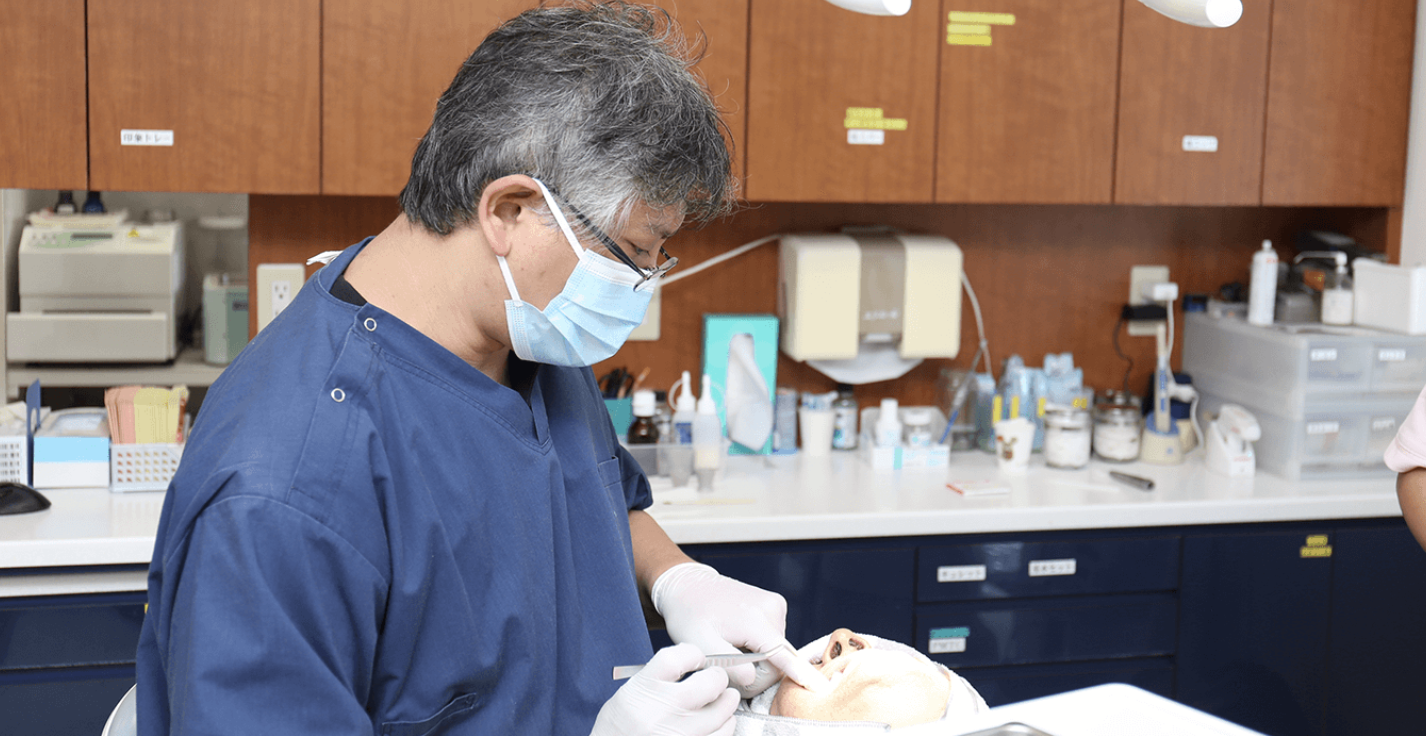 ①診療風景 ②受付 ③待合室