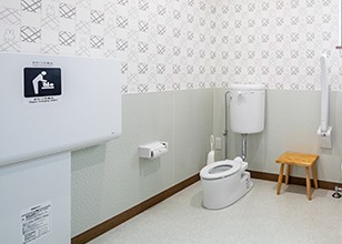 トイレにはオムツ交換台がございます