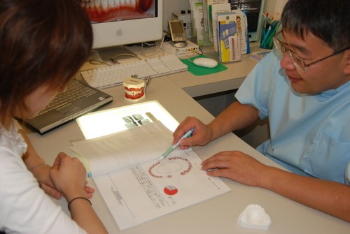 お口の中の状態を丁寧に説明します