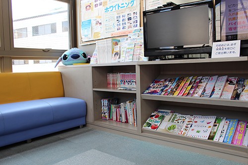 待合室には退屈しないよう雑誌が準備されています