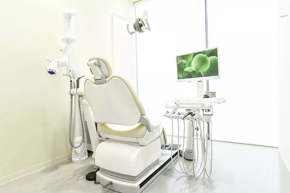 ①クリニック外観②待合室③診療室