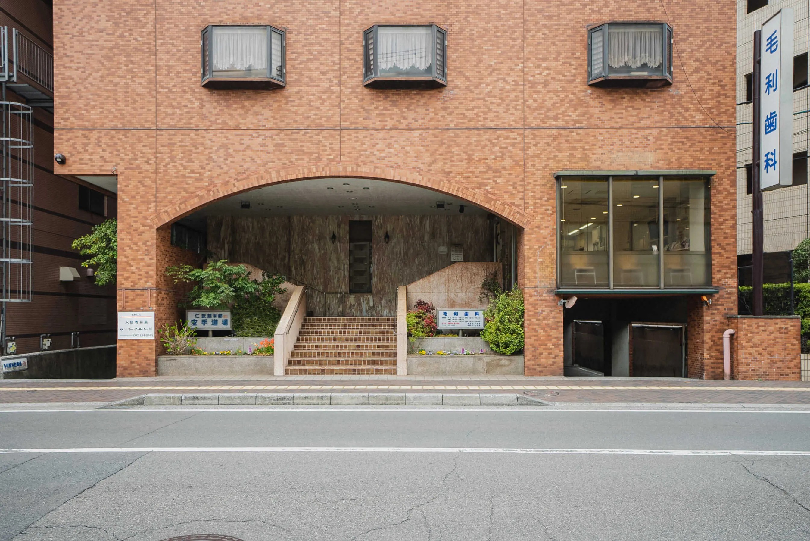 ①医院外観 ②待合室 ③診療室
