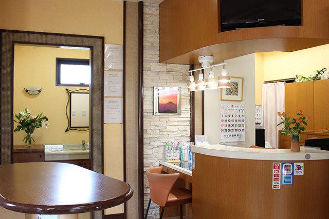 ①クリニック外観　②受付　③待合室