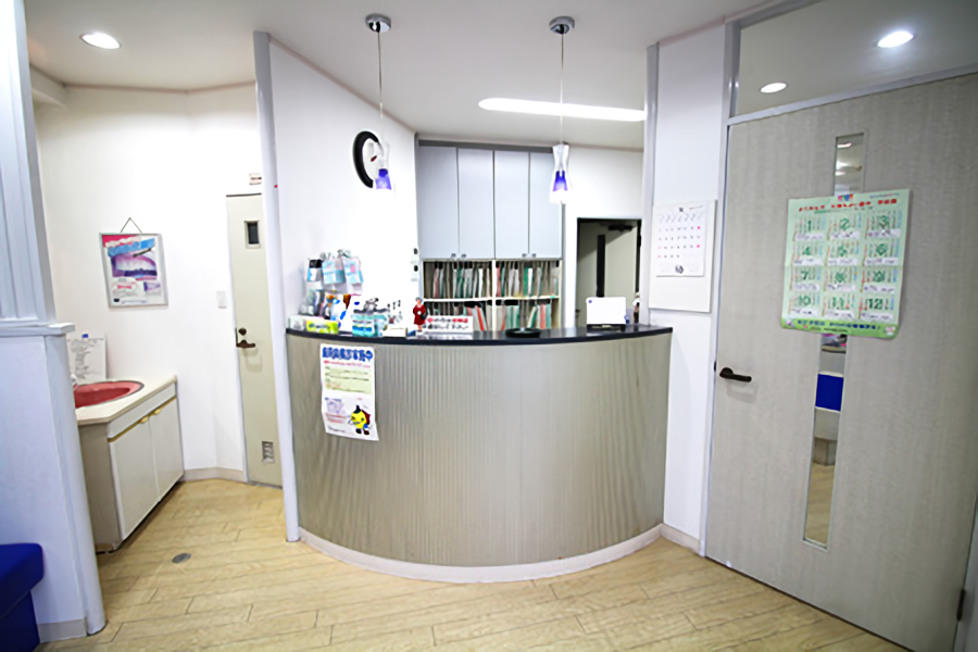 ①外観②受付③診察室