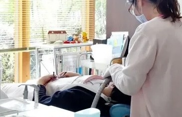 治療後も定期的なメンテナンスでむし歯や歯周病を防いでいる