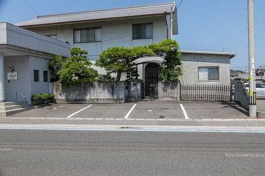 ①医院外観②待合室③半個室の診療室